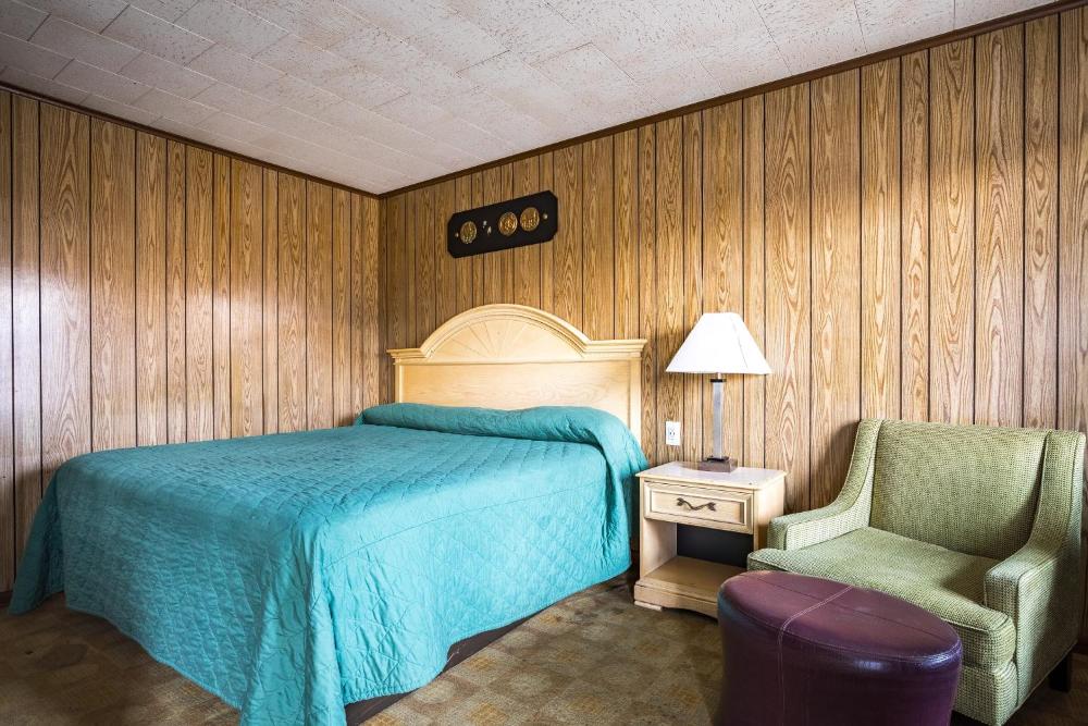 King Bed Smoking interior